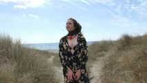 Mia am Strand