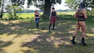 Ponydressur im Stall und auf der Wiese 