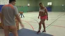Nacktes Training in der Turnhalle
