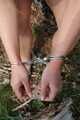 Im Wald Hogtied und in Handschellen