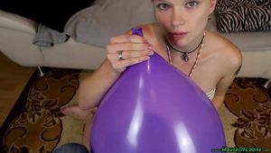 Blow2Pop im Bikini zwischen deinen Beinen