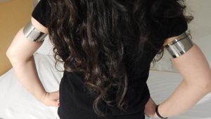 Ovale Metallringe quetschen Ranias weichen Oberarme