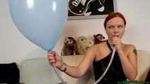 Blow2Pop zwei Ballons mit dem Schlauch