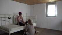 Lana in Seilen auf dem Bett 1