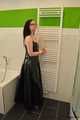 Gefesselt im langen Lack Ballkleid (Archiv)