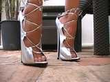 Extreme High Heels baumelnd