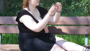 In Handschellen auf einer Bank und an einem Zaun