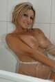 Alexandra nimmt eine heiße Dusche in ihrem transparenten Body