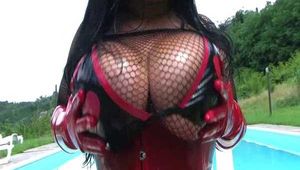 Ölige Natur-Titten im Netzoberteil - Blowjob & Handjob mit Latex Handschuhen - geil abgeritten - Spritz auf meine prallen Euter