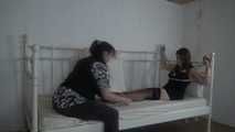 Ayu mit Seilen ans Bett gefesselt 1/2