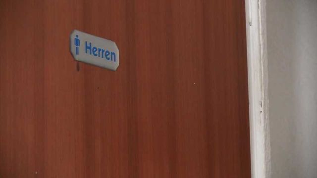 Zwei Schlampen pissen im Herrenklo