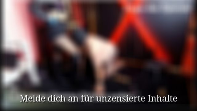 Leck das Sperma von meinen Nylons ab! 