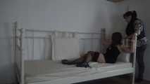 Ayu mit Seilen ans Bett gefesselt 1/2