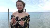 Mia am Strand