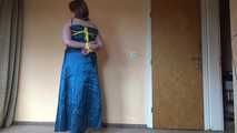 Hübsches Mädel in Blau und Gelb 1/2