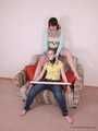 Alexa & Satisfaction Girl - Verführerische Selbst-Bondage Schönheiten posieren zusammen auf einem Stuhl