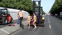 Merry und Nina Nackt durch Berlin