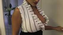 Alexandra nimmt ein Bad in ihrem Büro-Outfit