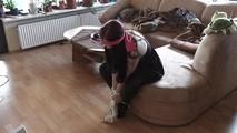 Lucy wird vor ihrer Freundin gefesselt
