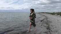 Mia am Strand