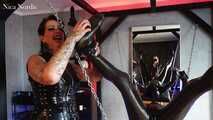 Kitzelfolter für meinen gefesselten Latexsklaven