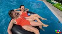 1320 Zwei Girls, ein Pool
