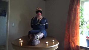 Auf dem Tisch sitzend