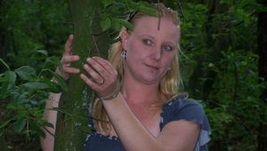 Im Wald an einen Baum gefesselt