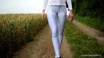 Strapse unter weißer Leggings