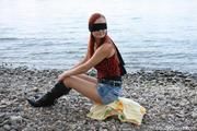 Nelly mit Augenbinde am Wasser BILDER