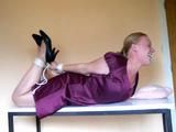 Ich versuche mich aus einem Hogtie zu befreien