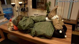 Marenka - In Winterjacke gefesselt 1