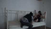 Ayu mit Seilen ans Bett gefesselt 1/2