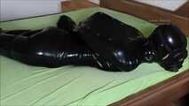 Gefesselte Gummipuppe zum Orgasmus gebracht