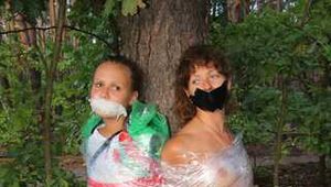 Dana und Jenya - Jenya ist mit ihrer ehemaligen Gefangenen Dana verbunden