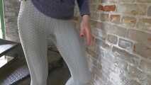 Graue Leggings im Turm