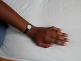 Lynnes Oberarme schön eng geschnürt mit Lederriemchen