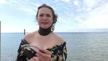 Mia am Strand