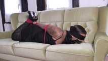 Jasmin im hogtie auf dem Sofa 2/2