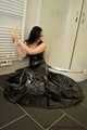 Gefesselt im langen Lack Ballkleid (Archiv)