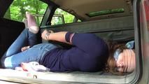 Lady X im hogtie mit Tüchern 2/2