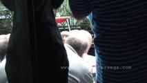 Nackt durch die Welt:  Im Park