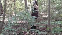 Ivana mit Klebeband an einen Baum gefesselt 3/3