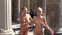 Merry und Nina Nackt durch Berlin