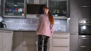 Miss Lara in Hunter Regenjacke und Lackcatsuit Bondage