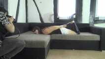 Ayu im hogtie auf dem Sofa 2/2