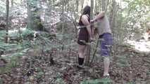 Ivana mit Klebeband an einen Baum gefesselt 1/3