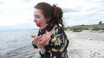Mia am Strand