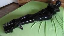 Gefesselte Gummipuppe zum Orgasmus gebracht