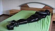 Gefesselte Gummipuppe zum Orgasmus gebracht